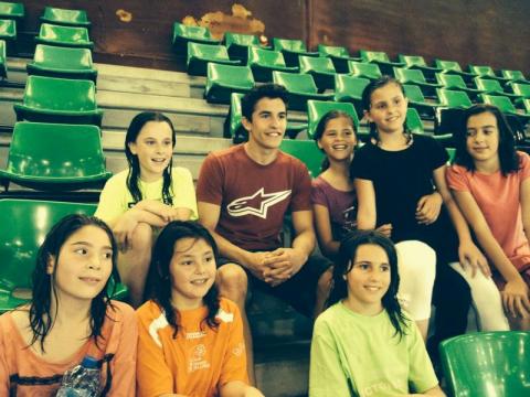 Marc Marquez amb les jugadores del Pre-mini femení del Club Bàsquet Bellpuig a la final de la competició