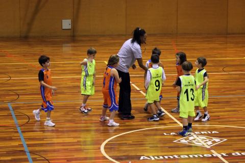 Vam jugar contra equips de la mateixa edat, gairabé tots els jugadors masculins. Tant la Laura com jo mateix vam acabar molt contents per que tothom va sumar, ja que tots van fer cistella un minim de tres vegades.