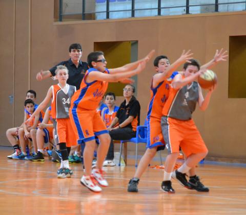 Agressiva defensa dels nois de pre-infantil davant el SAFA Claror de Barcelona. Club Bàsquet Bellpuig