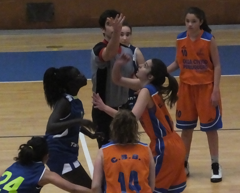 Inici de l'encontre entre el CB Tarragona i el Club Bàsquet Bellpuig categoria Infantil